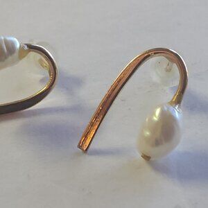 14kt Gold Curved Pearl Pierced Earrings 1.5 cm